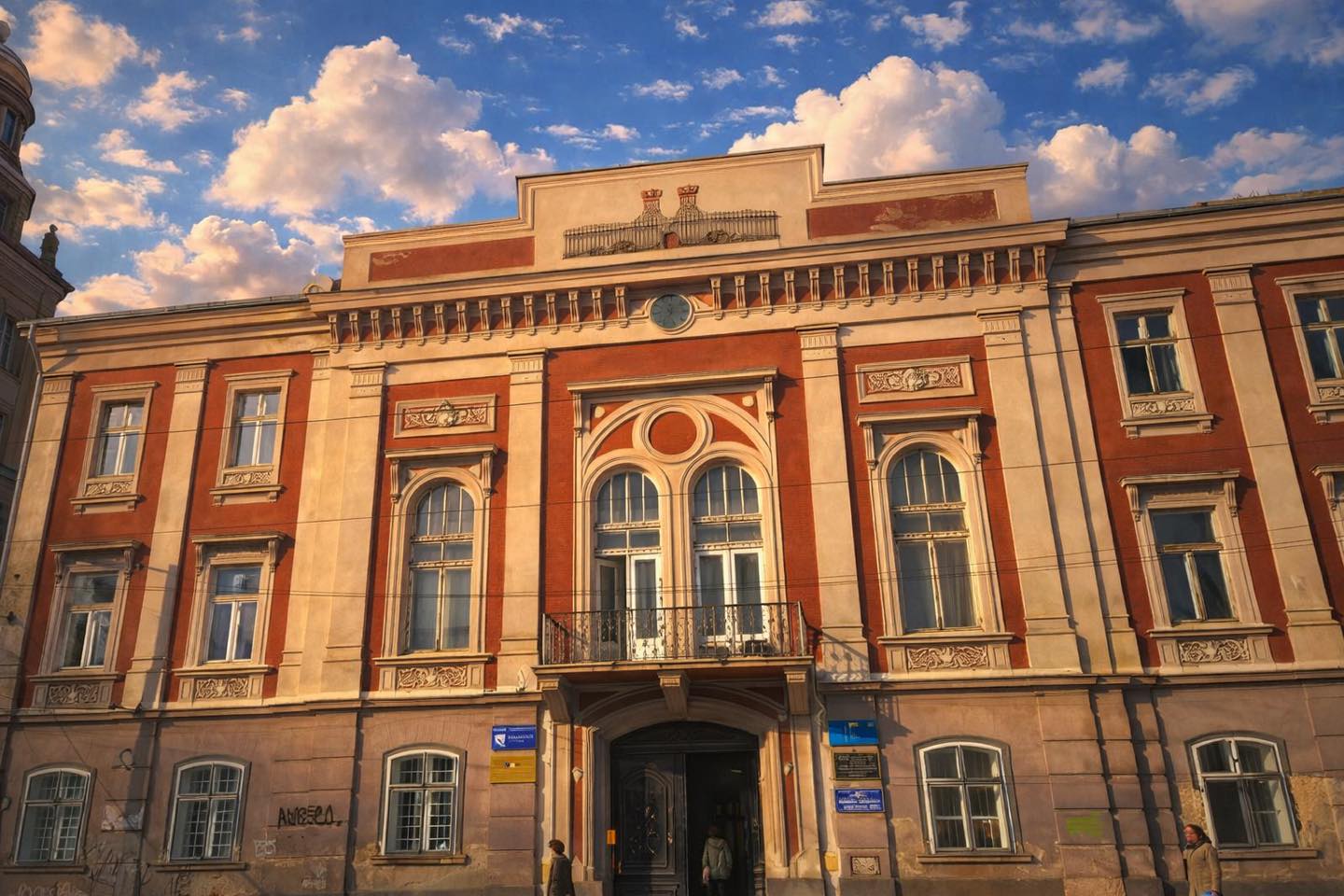 Pare doar o clădire frumoasă din Piața Libertății…dar aici s-a condus, la propriu, Timișoara