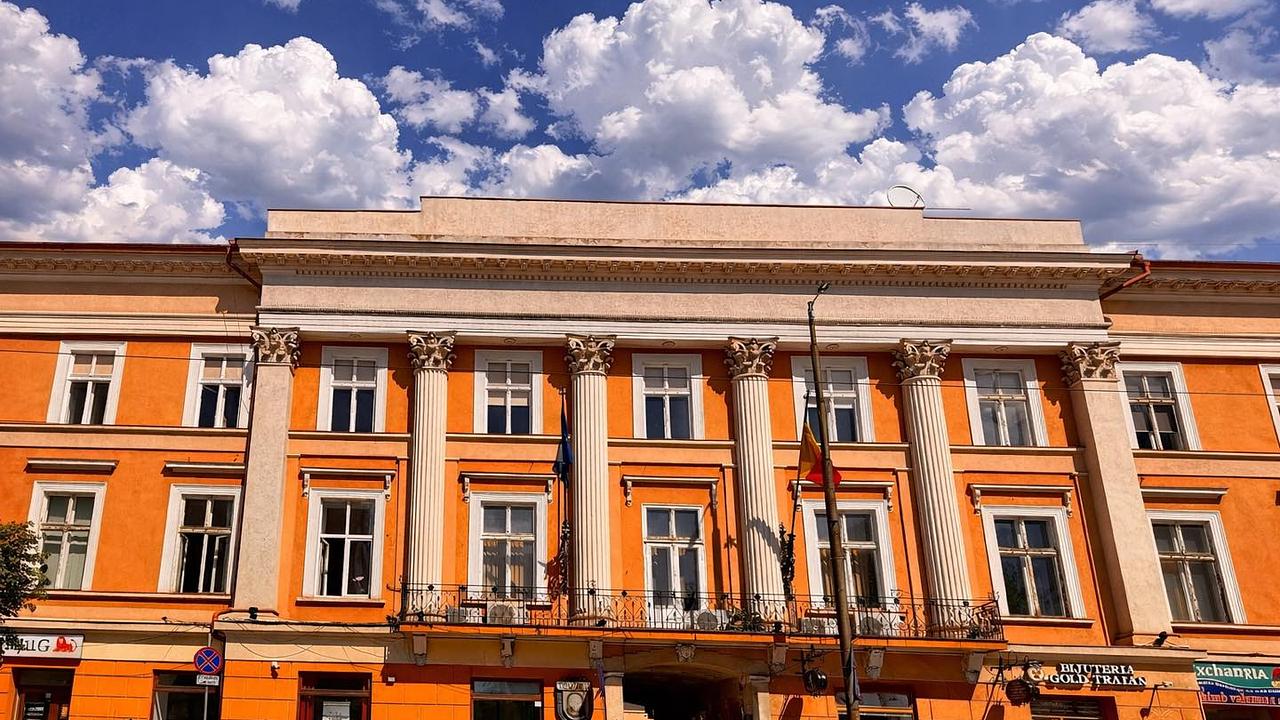 De la bazar la cazinou – povestea Palatului Dejan (Deschan)